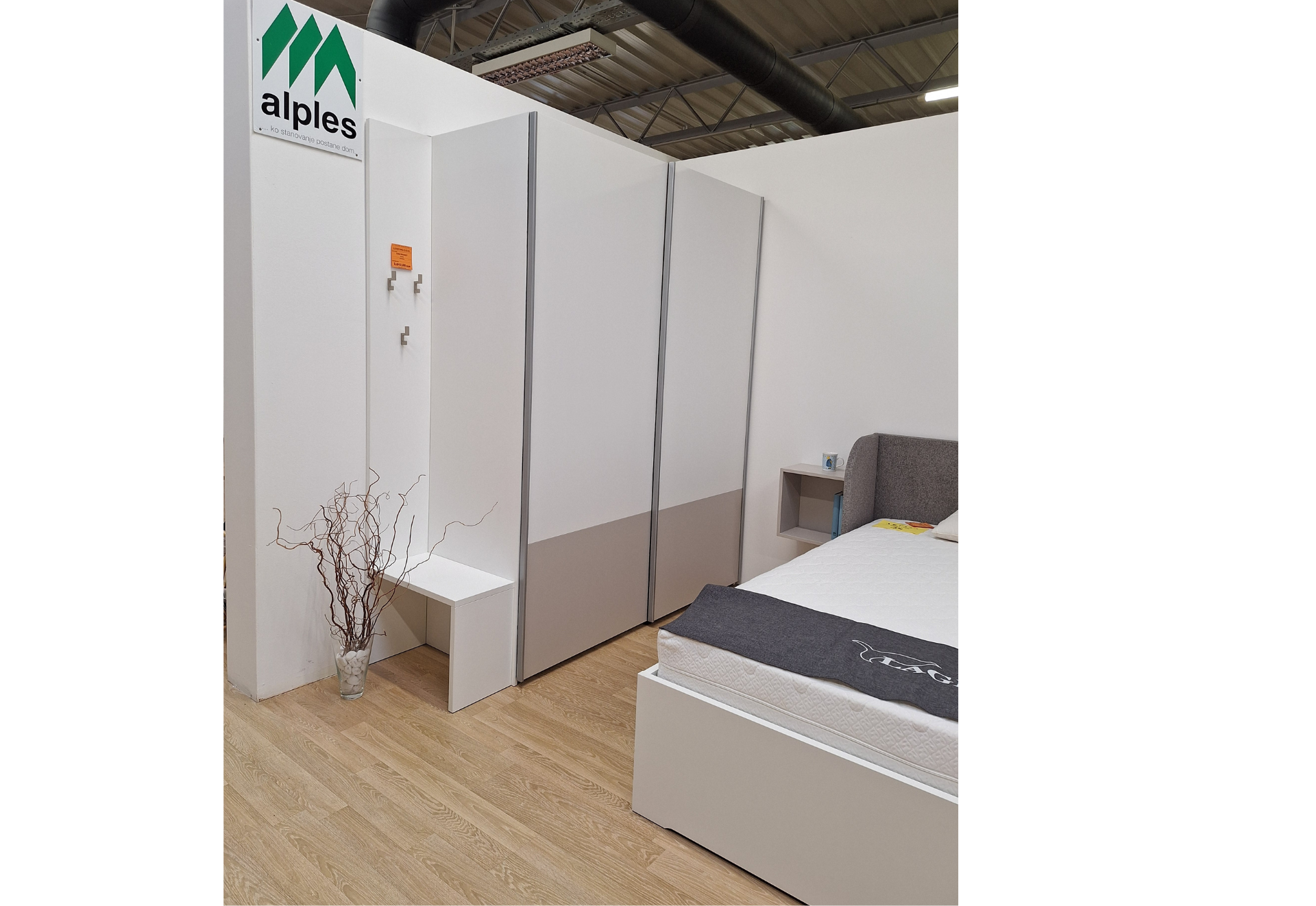 MLADINSKA SOBA MAGNET BELA